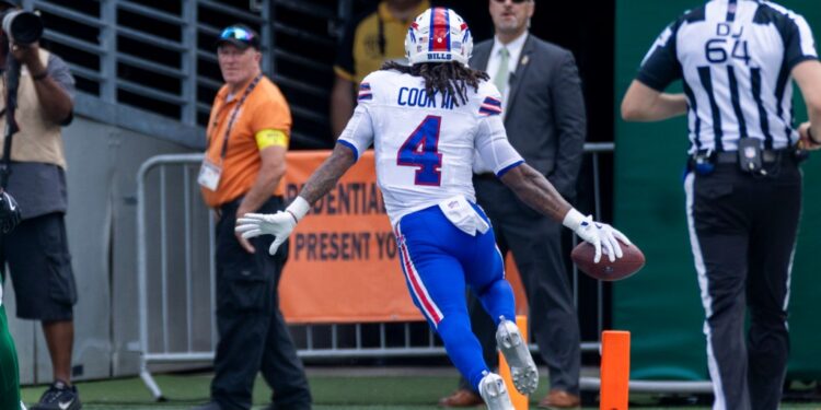 James Cook scores a touchdown during the Bills-Jets game on Sept. 14, 2025.