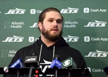 Joe Tippmann speaks to the media after Jets practice on Sept. 4, 2025.