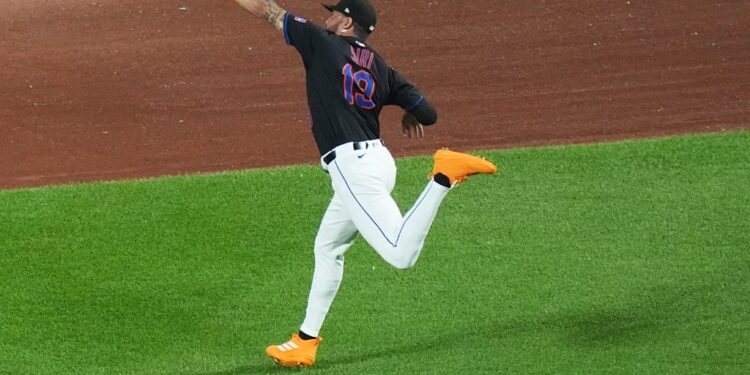 New York Mets' Jose Siri loses control of a ball hit by Washington Nationals' Josh Bell for an RBI double during the third inning