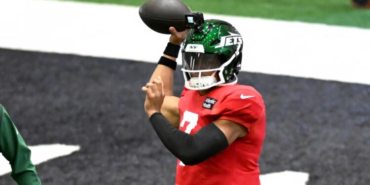 Justin Fields returns to Jets practice on Sept. 25, 2025.