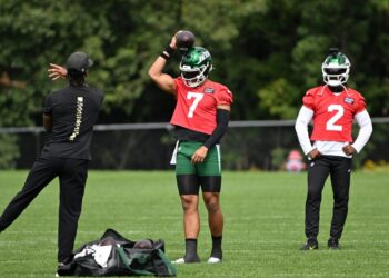 Jets quarterbacks Justin Fields (7) and Tyrod Taylor (2) practice.Jets quarterbacks Justin Fields (7) and Tyrod Taylor (2) practice in Florham Park