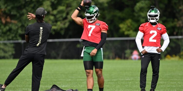 Jets quarterbacks Justin Fields (7) and Tyrod Taylor (2) practice.Jets quarterbacks Justin Fields (7) and Tyrod Taylor (2) practice in Florham Park