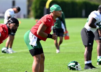 Jets quarterback Justin Fields (7) stretches at practice.
