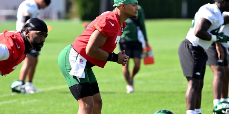 Jets quarterback Justin Fields (7) stretches at practice.