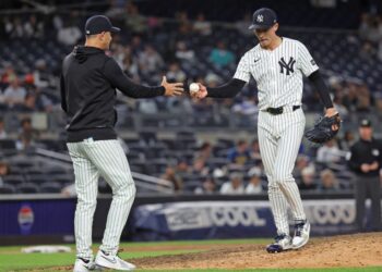 Aaron Boone takes Luke Weaver out of the game in the ninth inning of the Yankees' 11-1 blowout loss to the Tigers on Sept. 10, 2025.
