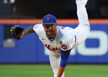 New York Mets pitcher pitching a baseball.