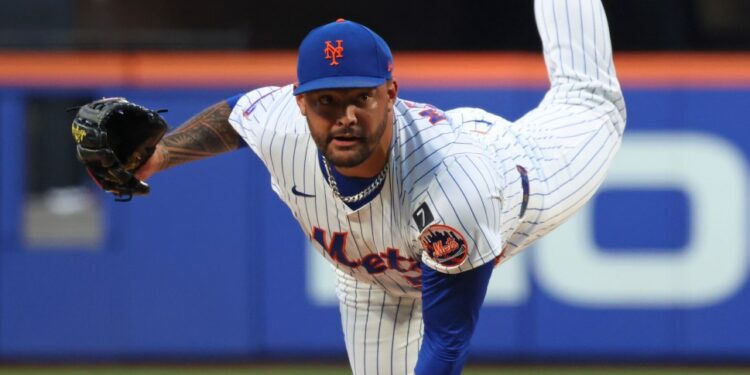 New York Mets pitcher pitching a baseball.