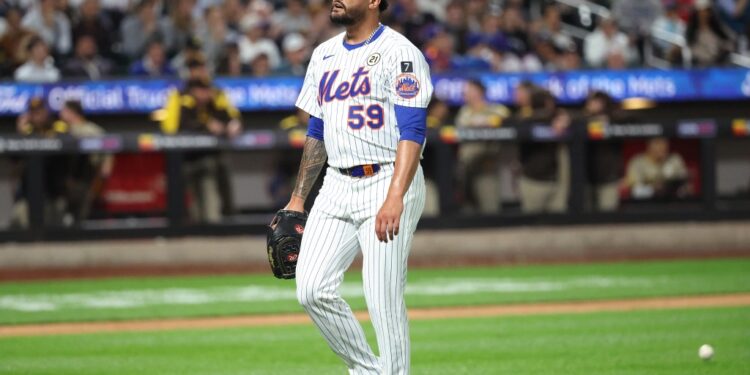Sean Manaea walks off the field during the Mets-Padres game on Sept. 16, 2025.