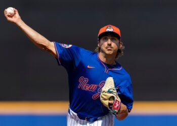 New York Mets pitcher Brandon Sproat pitching.