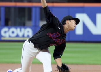 New York Mets pitcher Jonah Tong (21) throws a pitch in the first inning in his major league debut