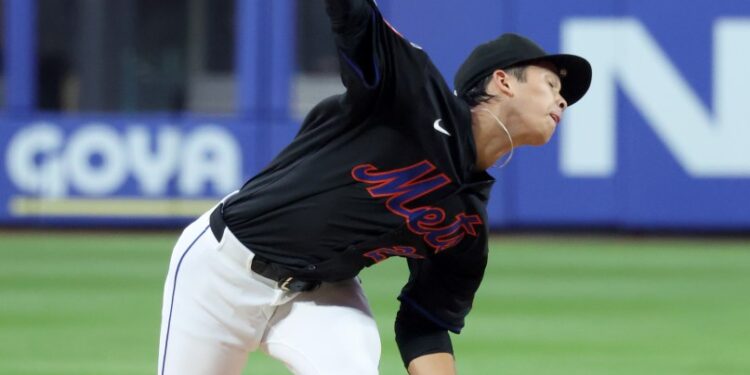 New York Mets pitcher Jonah Tong (21) throws a pitch in the first inning in his major league debut
