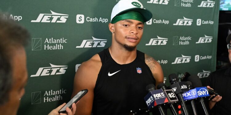 Jets quarterback Justin Fields at a press conference.