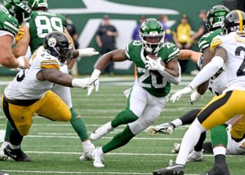 Jets running back Breece Hall (20) runs the ball during the first quarter of the Jets and Pittsburgh Steelers game in East Rutherford, NJ.