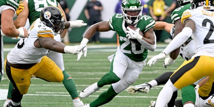 Jets running back Breece Hall (20) runs the ball during the first quarter of the Jets and Pittsburgh Steelers game in East Rutherford, NJ.