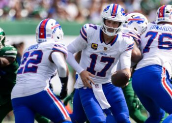 Buffalo Bills quarterback Josh Allen (17) hands off to running back Ray Davis (22) during the first half against the New York Jets at MetLife Stadium, Sunday, Sept. 14, 2025, in East Rutherford, New Jersey.