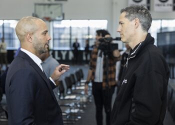 BSE Global CEO Sam Zussman talks with Nets coach Jordi Fernández during his introductory press conference last year