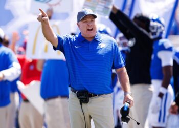 Kentucky Wildcats head coach Mark Stoops coaching during a game.