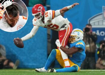 Patrick Mahomes, Travis Kelce held in check in quiet first half of Chiefs' season