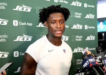Jets cornerback Sauce Gardner at a press conference.