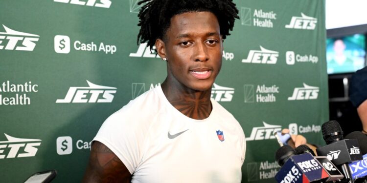 Jets cornerback Sauce Gardner at a press conference.