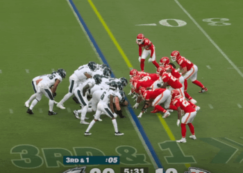 American football game, 3rd and 1.