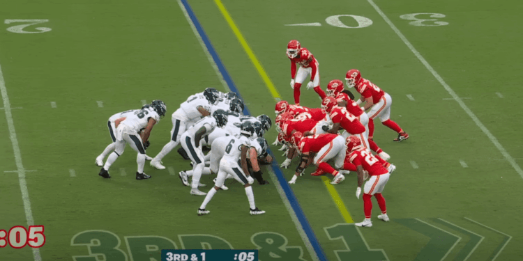 American football game, 3rd and 1.