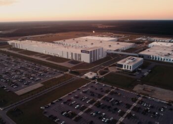 Volvo promises software improvements for buggy EX90 SUV