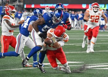 Patrick Mahomes recovers his fumble away from Bobby Okereke during the second half of the Giants' Week 3 loss to the Chiefs.