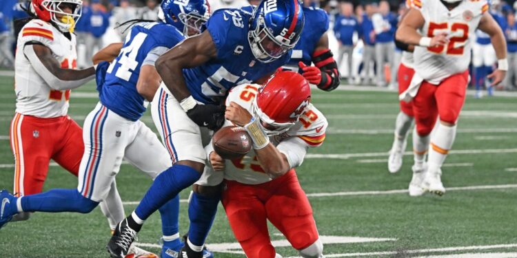 Patrick Mahomes recovers his fumble away from Bobby Okereke during the second half of the Giants' Week 3 loss to the Chiefs.