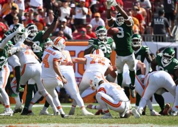 Will McDonald IV (No. 9) blocks a kick during the Jets-Buccaneers game on Sept. 21, 2025.