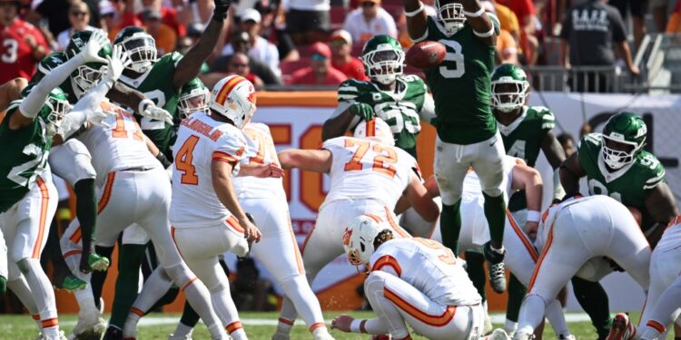 Will McDonald IV (No. 9) blocks a kick during the Jets-Buccaneers game on Sept. 21, 2025.