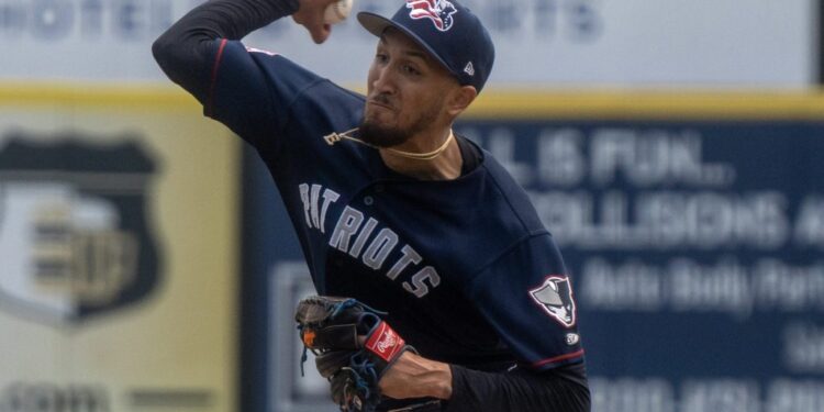 Elmer Rodriguez-Cruz throws a pitch for the Somerset Patriots.