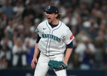 Seattle Mariners pitcher Paul Sewald yelling on the mound.