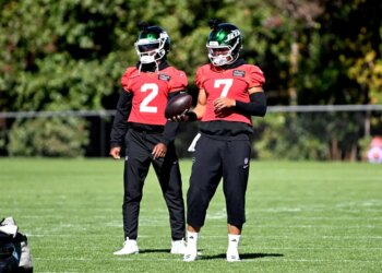 Tyrod Taylor (left) and Justin Fields at Jets practice on Oct. 17, 2025.