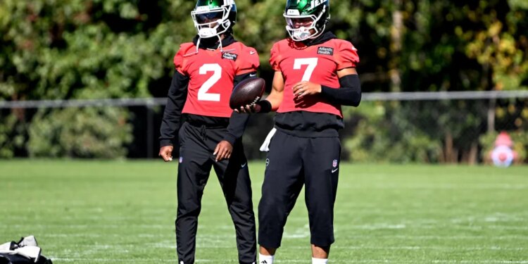 Tyrod Taylor (left) and Justin Fields at Jets practice on Oct. 17, 2025.