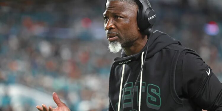 Aaron Glenn said the Jets' defense must start getting turnovers and holding offenses to field goals even when put in tough situations.