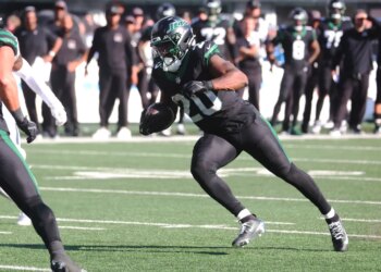 New York Jets running back Breece Hall (20) long yardage run during the second half when the New York Jets played the Dallas Cowboys Sunday, October 5, 2025 at MetLife Stadium in East Rutherford, NJ.