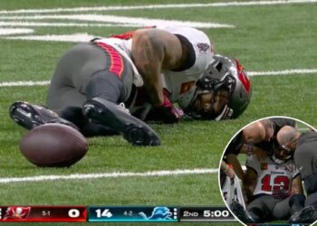 Buccaneers' Mike Evans helped off field in scary injury scene