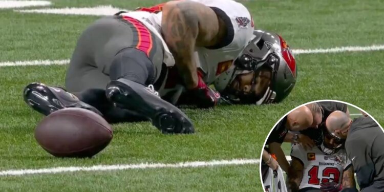 Buccaneers' Mike Evans helped off field in scary injury scene