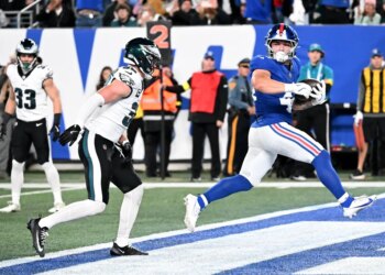 Giants running back Cam Skattebo (44) running for a touchdown.