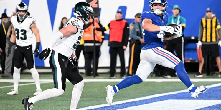 Giants running back Cam Skattebo (44) running for a touchdown.
