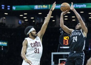Cam Thomas, who scored 33 points, shoots over Jarrett Allen during the Nets' 131-124 loss to the Cavaliers in their home opener on Oct. 24, 2025.