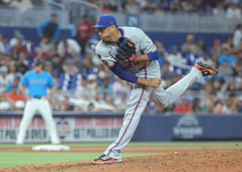 New York Mets pitcher Edwin Díaz throwing a pitch during the fifth inning.