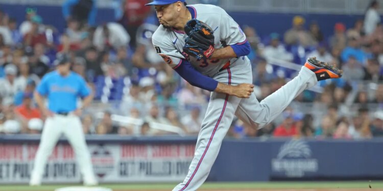 New York Mets pitcher Edwin Díaz throwing a pitch during the fifth inning.