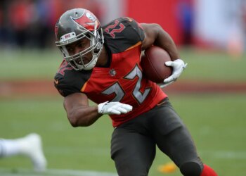 Doug Martin running with the football.