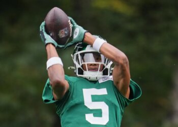 Garrett Wilson  catches a pass during Jets practice on Oct. 8, 2025.