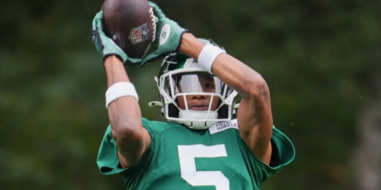 Garrett Wilson catches a pass during Jets practice on Oct. 8, 2025.