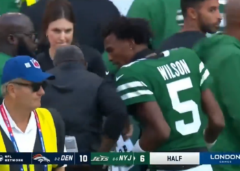 Garrett Wilson (R.) speaks with Aaron Glenn during the Jets-Broncos game on Oct. 12, 2025.