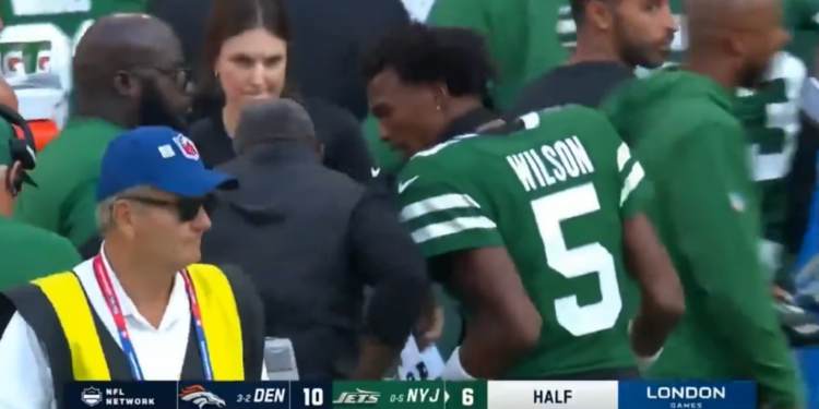 Garrett Wilson (R.) speaks with Aaron Glenn during the Jets-Broncos game on Oct. 12, 2025.