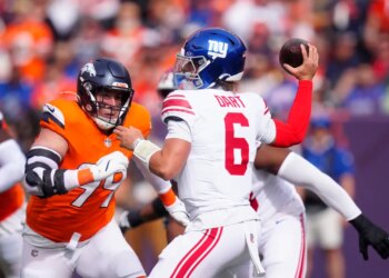 New York Giants quarterback Jaxson Dart (6) drops back to make a pass against the Denver Broncos.